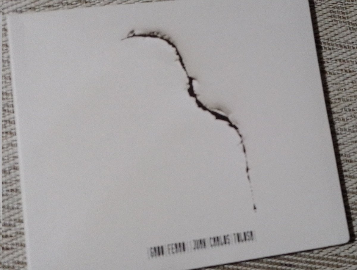 última adquisición
cuando salio este disco en su momento recuerdo que no lo compre porque como eran versiones de canciones viejas solo con piano me dije ya lo conseguiré en algún recital
pero desaparecieron
asi que feliz de tener el único de Gabo Ferro que me faltaba