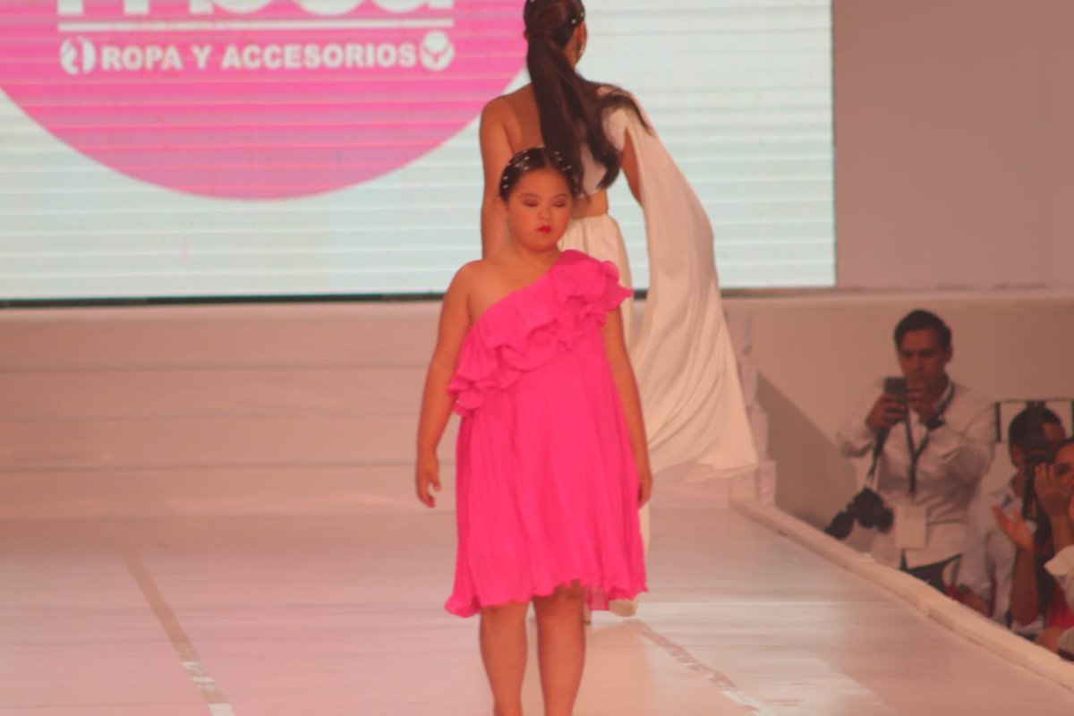 TVTenlinea's tweet image. #DesfileDeModas🌺 En el turno de #Modashop se hizo despliegue de talento con los diseños, además de presentar en pasarela una gran inclusión.