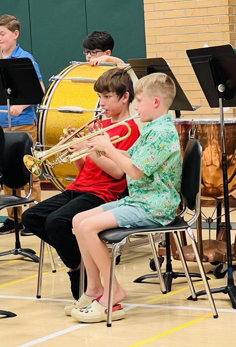 EdgeElementary's tweet photo. @EdgeElementary talented fourth grade musicians performed for friends and families this evening.  Bravo @Mrs_ClarkQV &amp; fourth grade band and orchestra students on a fantastic performance!  So proud!  #music 🎵#GoodVibes 🎵#YouRock 🎵 #ProudPrinicpal 🎵 #iThinkQV 🎵 https://t.co/djU7erAeyq
