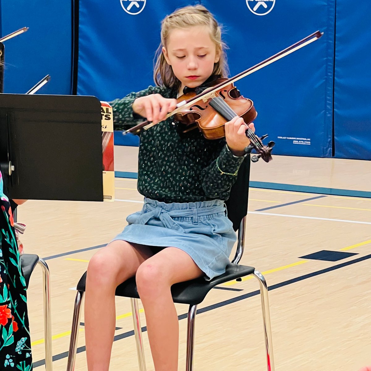 EdgeElementary's tweet photo. @EdgeElementary talented fourth grade musicians performed for friends and families this evening.  Bravo @Mrs_ClarkQV &amp; fourth grade band and orchestra students on a fantastic performance!  So proud!  #music 🎵#GoodVibes 🎵#YouRock 🎵 #ProudPrinicpal 🎵 #iThinkQV 🎵 https://t.co/djU7erAeyq