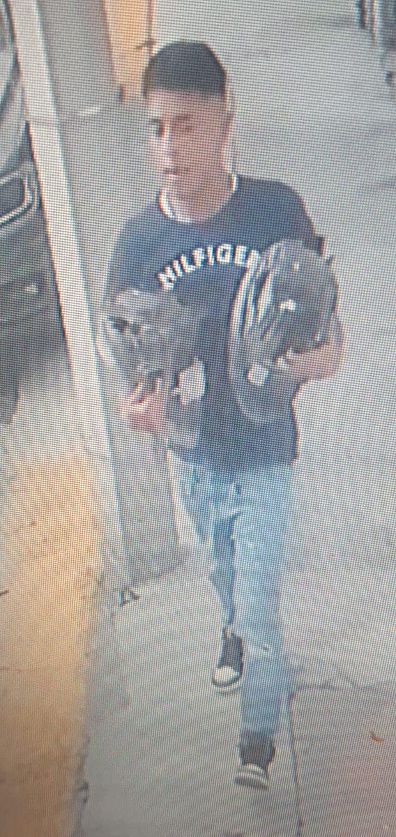 cuartodemillamx's tweet image. Esta rata anda impunemente robando #faros en la colonia Cumbria.

Vehículos como #beetle #audiA1 #focusRs #focusST #poloGTI y algunos otros, son fácilmente víctimas del pueblo bueno y sabio que no quiere trabajar honradamente.