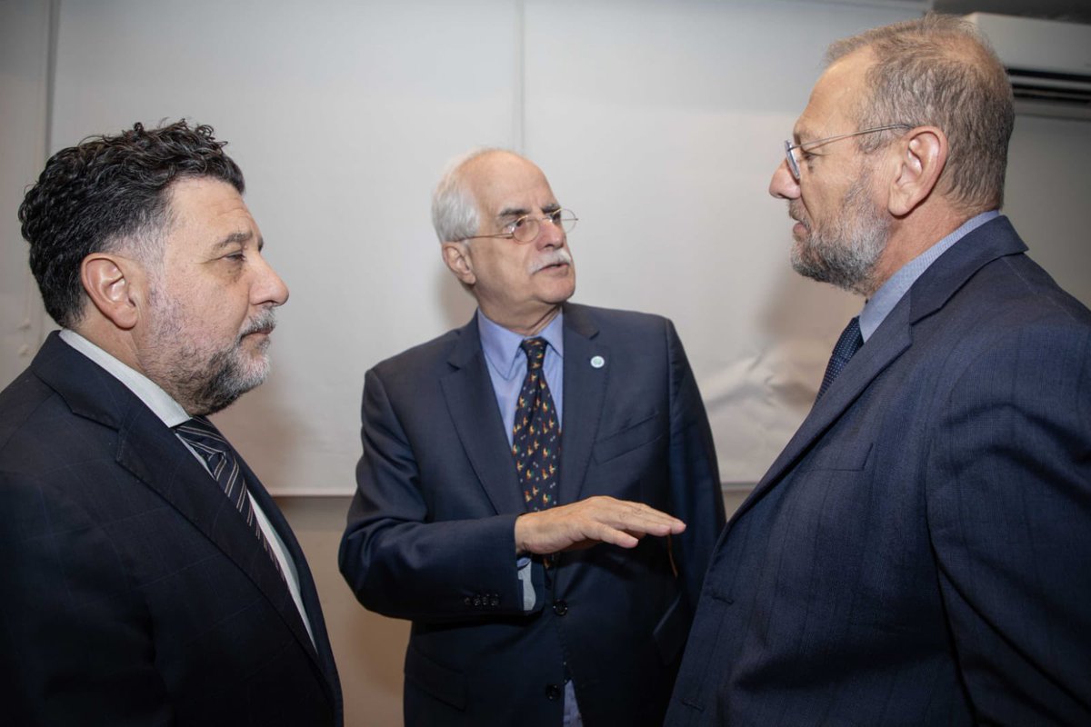 MCorach's tweet photo. Hoy, junto a @PabloJavkin, y los ministros @JorgeTaiana y @vtolosapaz firmamos convenios importantes para Rosario.
A partir de la participación del Batallón de ingenieros del ejército N° 601, vamos a poner en marcha obras que serán sin dudas un aporte a la seguridad de la ciudad. https://t.co/VEa4ZT7Lv1