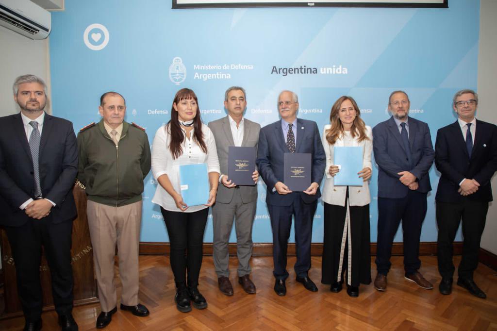 MCorach's tweet photo. Hoy, junto a @PabloJavkin, y los ministros @JorgeTaiana y @vtolosapaz firmamos convenios importantes para Rosario.
A partir de la participación del Batallón de ingenieros del ejército N° 601, vamos a poner en marcha obras que serán sin dudas un aporte a la seguridad de la ciudad. https://t.co/VEa4ZT7Lv1
