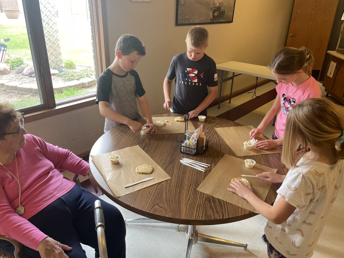 lideus_FPS's tweet photo. Our last visit with our Gold Crest friends. We were so happy we got to visit them this year! #freemanfalcons https://t.co/UhfHIllZgd
