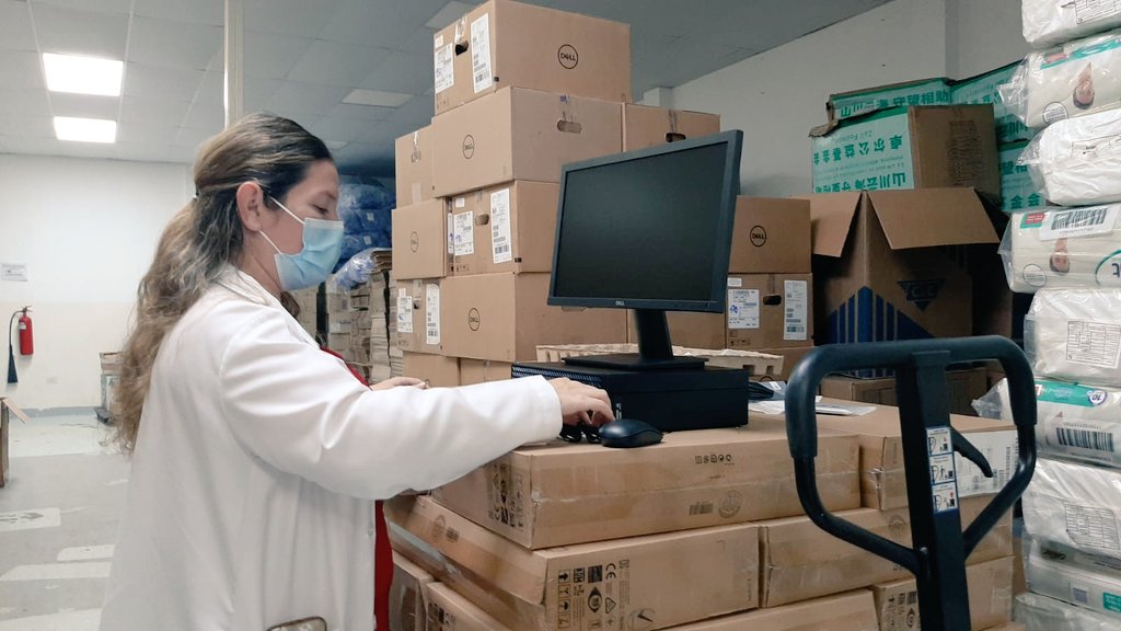 HInfectologia's tweet photo. #CruzadaPorLaSalud | Gerente de🏥 @HInfectologia, de @Salud_Ec, @LinaMacero recibió por distribución de @Salud_CZ8, 42 computadoras que servirán para fortalecer la digitalización de historias clínicas, registro de pacientes y usuarios. Con ahorro de tiempo y recursos. https://t.co/bwsBKS9mPr