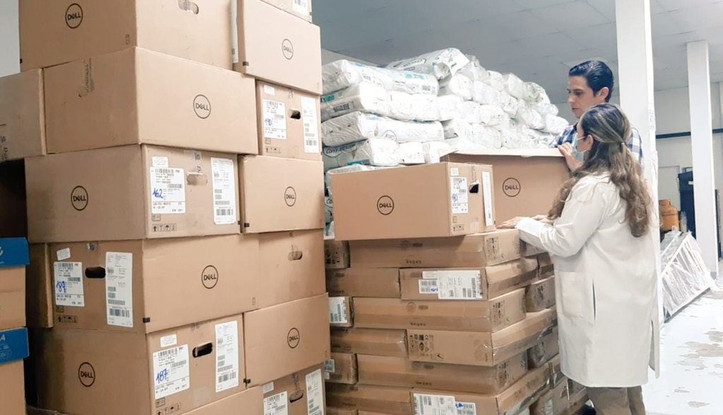 HInfectologia's tweet photo. #CruzadaPorLaSalud | Gerente de🏥 @HInfectologia, de @Salud_Ec, @LinaMacero recibió por distribución de @Salud_CZ8, 42 computadoras que servirán para fortalecer la digitalización de historias clínicas, registro de pacientes y usuarios. Con ahorro de tiempo y recursos. https://t.co/bwsBKS9mPr