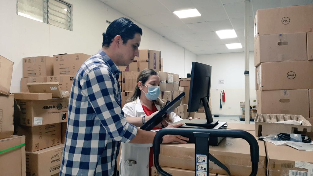 HInfectologia's tweet photo. #CruzadaPorLaSalud | Gerente de🏥 @HInfectologia, de @Salud_Ec, @LinaMacero recibió por distribución de @Salud_CZ8, 42 computadoras que servirán para fortalecer la digitalización de historias clínicas, registro de pacientes y usuarios. Con ahorro de tiempo y recursos. https://t.co/bwsBKS9mPr