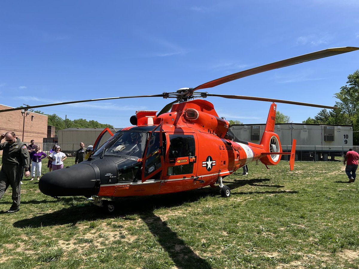 mes_jdhopkins's tweet photo. Thank you @uscoastguard for landing on our baseball field! Thank you to @DrSmithMES for organizing!  This is one of my FAVORITE days for our school!!  #PurpleUpDay #MonthoftheMilitaryChild https://t.co/Lk4UoP3Zun