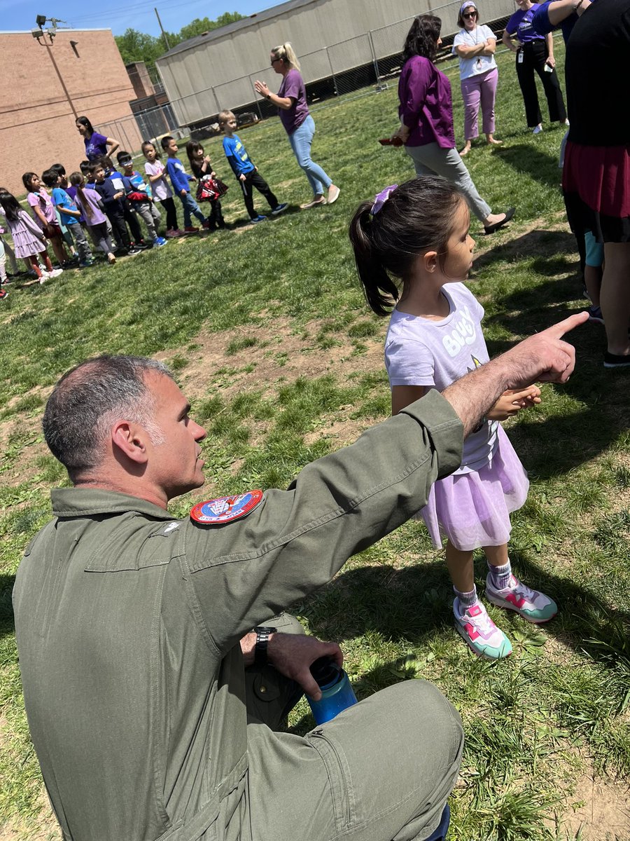 mes_jdhopkins's tweet photo. Thank you @uscoastguard for landing on our baseball field! Thank you to @DrSmithMES for organizing!  This is one of my FAVORITE days for our school!!  #PurpleUpDay #MonthoftheMilitaryChild https://t.co/Lk4UoP3Zun