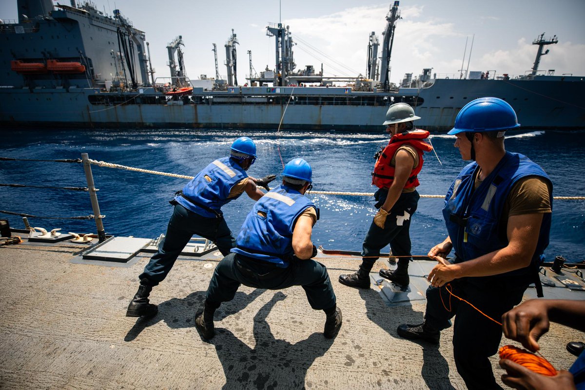 Top 🔝 📸 Shots

1️⃣ @usnavyband performs in San Francisco

2️⃣ #USSEssex Sailors hold a soccer tournament on Naval Base San Diego

3️⃣ #USSNimitz flight ops in the South China Sea

4️⃣ #USSBunkerHill replenishment-at-sea in the South China Sea

#USNavy #photography #NavyPresence