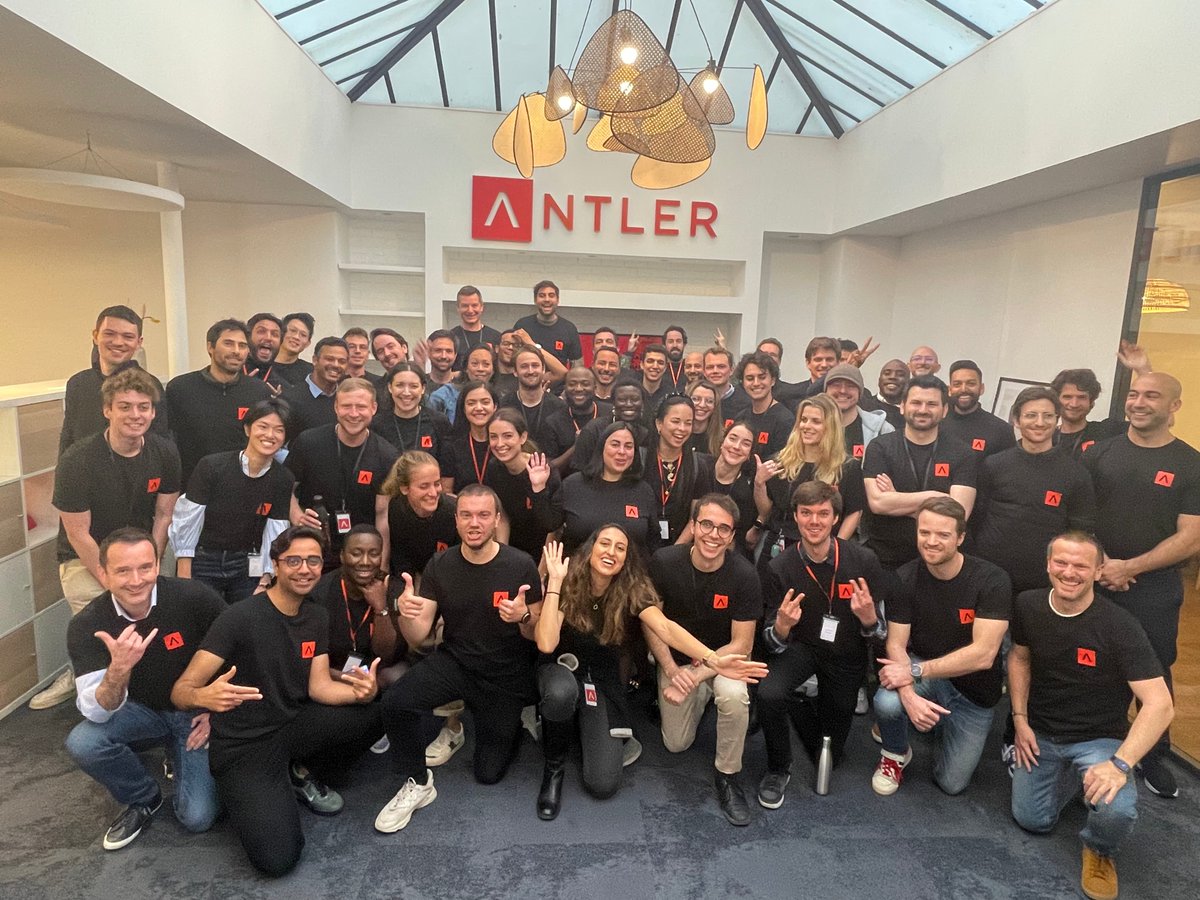 A big warm welcome to 61 new founders who joined our latest residency in France! 🇫🇷 
Some facts about this talented group:
🗺 21 nationalities represented
👩‍💻 25% women founders
💥 40% previously founded a company
📱 53% came from the business sector &amp; 37% came from tech.  

Some