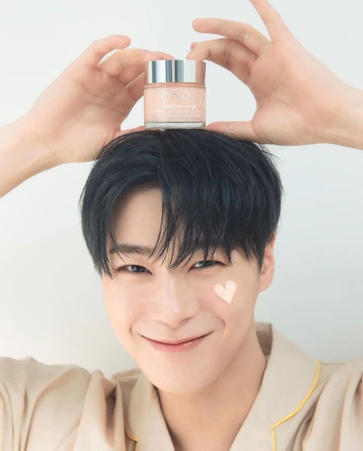 sb_yu_won's tweet photo. No staneo a Astro, eso no cambia el hecho de que me siento muy mal al enterarme de que ya no estás con nosotros 🕊 . Nos vemos Moonbin te extrañaremos pero estarás en un lugar mucho mejor y podrás descansar en paz, nos dejaste un vacío inmenso y fue muy repentina la noticia. + https://t.co/ZP88rbezQj