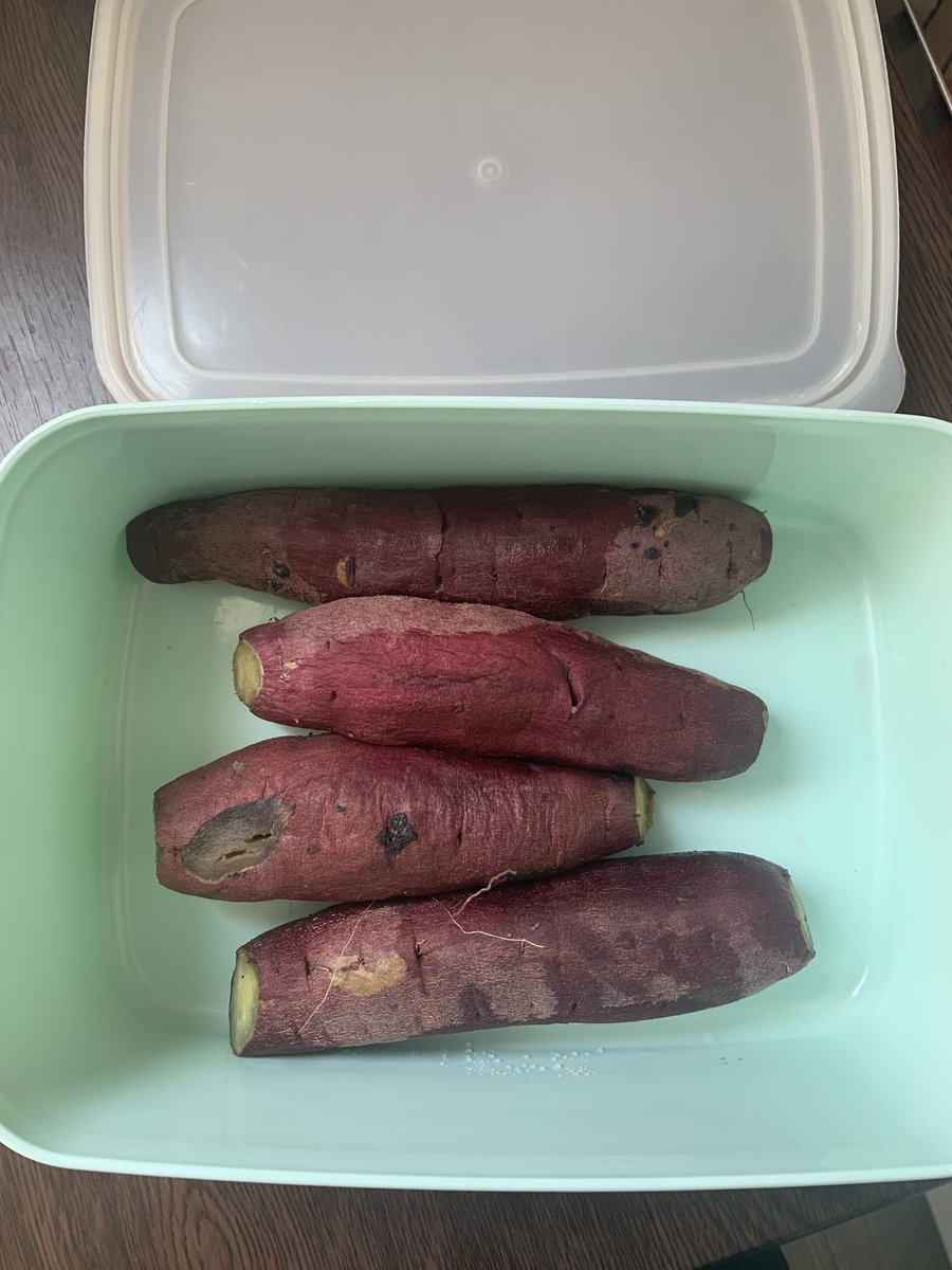 k_COCOROBANA's tweet photo. 弁当箱を出さない娘の仕打ちにこんな弁当持たせてやると作った事でストレス解消なったから結局自分のおやつに食べよーっと。 https://t.co/OdzbLlRMet