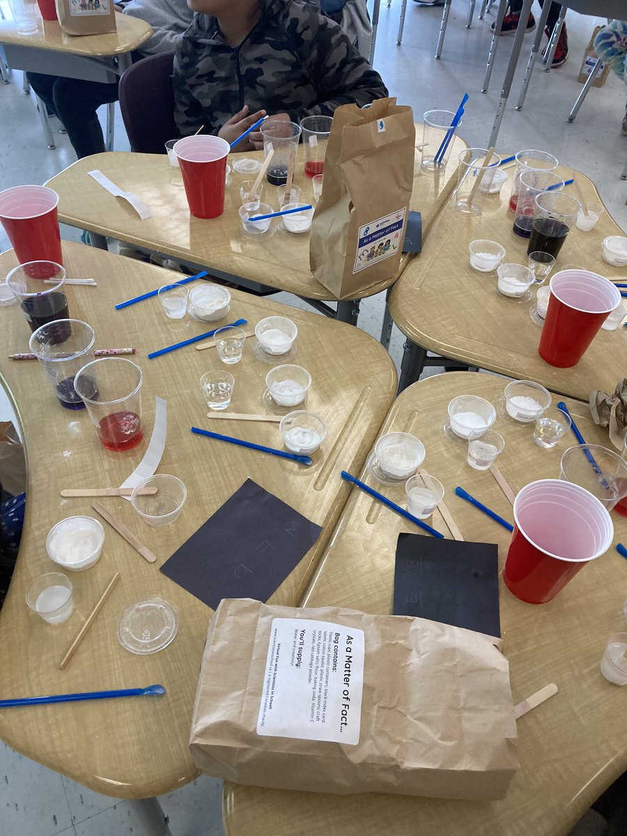 Scientists in Schools at Shingwakons today for grades 4 and 5.  Students learned about chemistry by exploring solids,liquids and gases.  Thank you Michel for an amazing presentation <a href="/ShingwakonsPS/">Shingwàkons Public School</a> <a href="/OCDSB/">OCDSB</a> <a href="/Sci_in_School/">Scientists in School</a> <a href="/OttawaLouise/">Louise Vaillancourt (she/her)</a> @MccSio