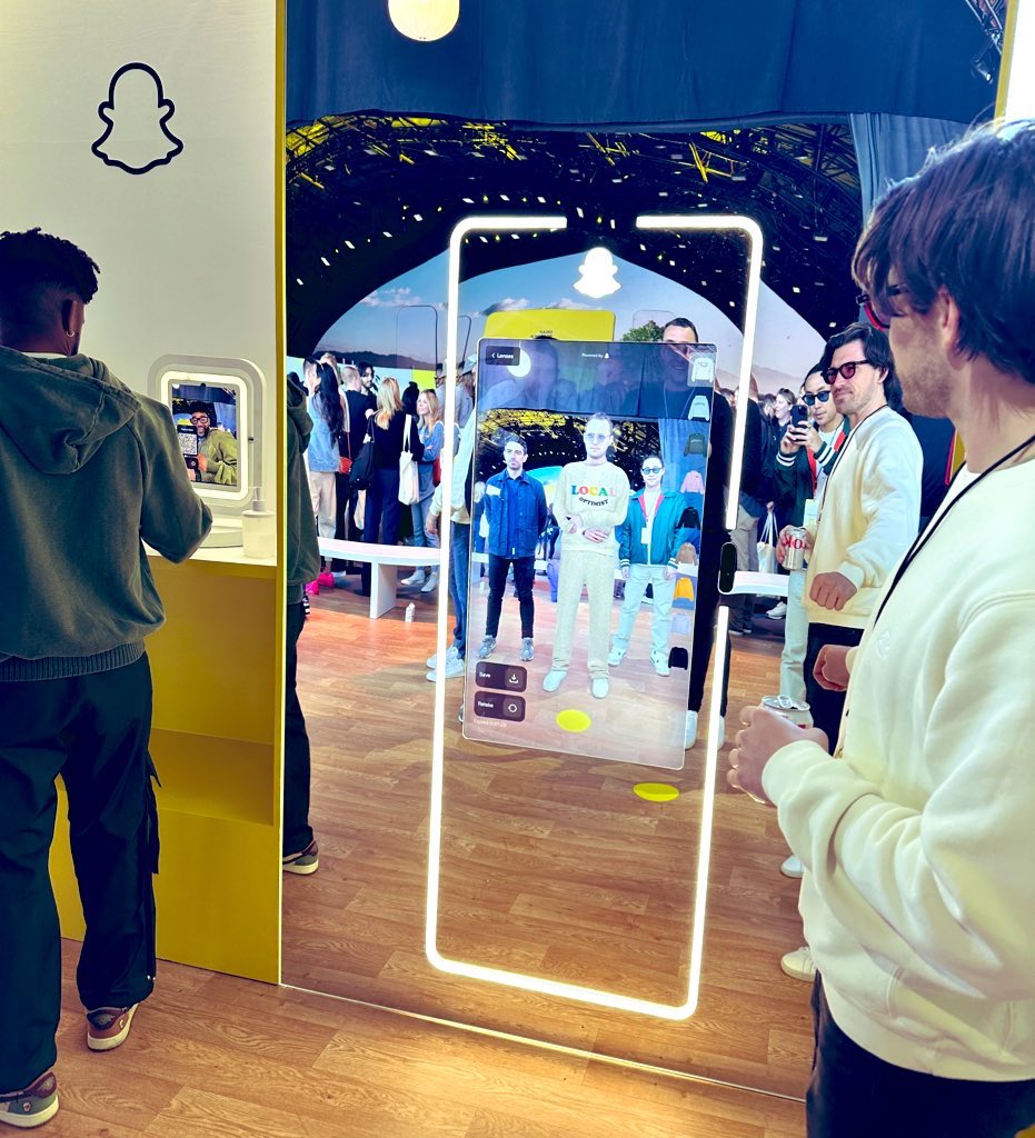 I’m thrilled to see the launch of AR Mirror today, a product that began as an idea I introduced and had the pleasure of helping design over the last three years. I’m super grateful to all the teams at Snap who worked relentlessly to bring this idea to life!