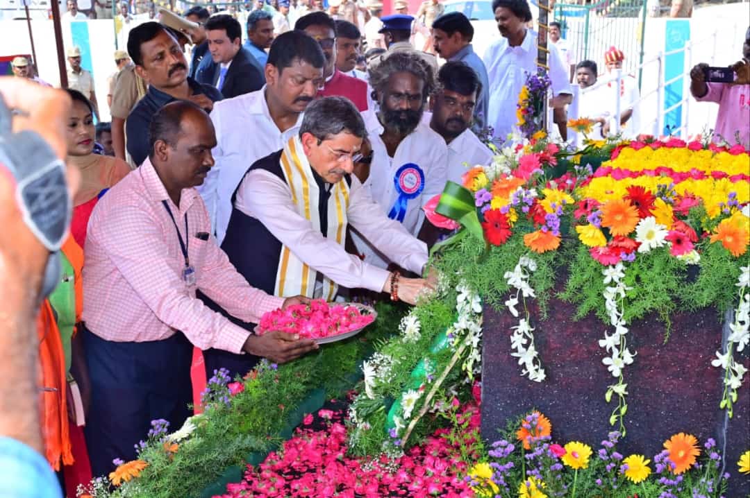 பரமக்குடியில் உள்ள சுதந்திர போராட்ட வீரர் தியாகி இமானுவேல்சேகரன் நினைவிடத்தில் தமிழக ஆளுநர் மரியாதை.
#இமானுவேல்சேகரன் #imanuvelsekaran @rajbhavan_tn <a href="/DKV_IT_WING_Ofl/">DKVITWING</a>