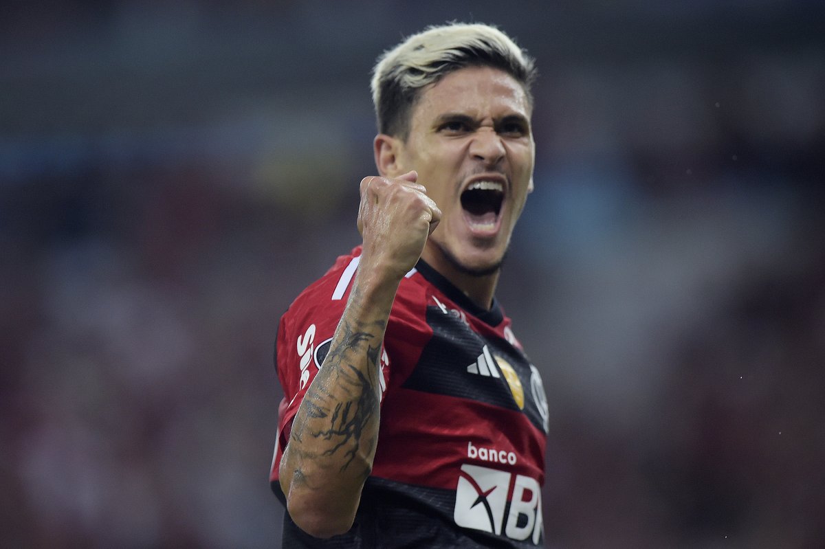 LibertadoresBR's tweet photo. ⚫🔴 Quer um 9️⃣ bolado? 

⚽️ Pedro celebra o gol marcado pelo @Flamengo sobre o @nublenseSADP. O Rubro-Negro vai vencendo por 1-0 no Maracanã pelo Grupo A da CONMEBOL #Libertadores. https://t.co/W2nr06edXw