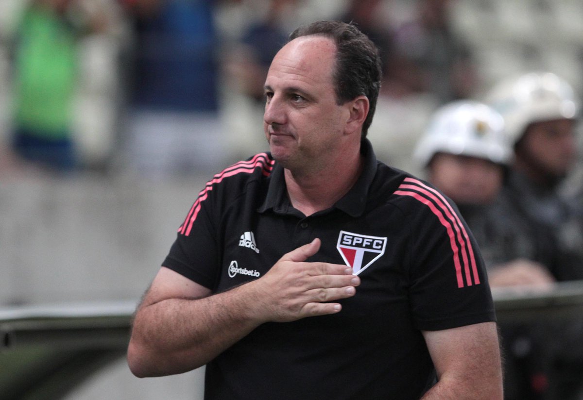 Bettosp_71's tweet photo. 🚨 | Multa Rescisória
• Rogério Ceni vai ABRIR MÃO da multa contratual que lhe daria direito a receber pouco mais de R$1,6 milhões.
• Treinador está triste com a demissão, mas entende a situação financeira do clube, que passa por dificuldades.
#PraSempreM1TO
#SPFC https://t.co/1DfOYd13Bf