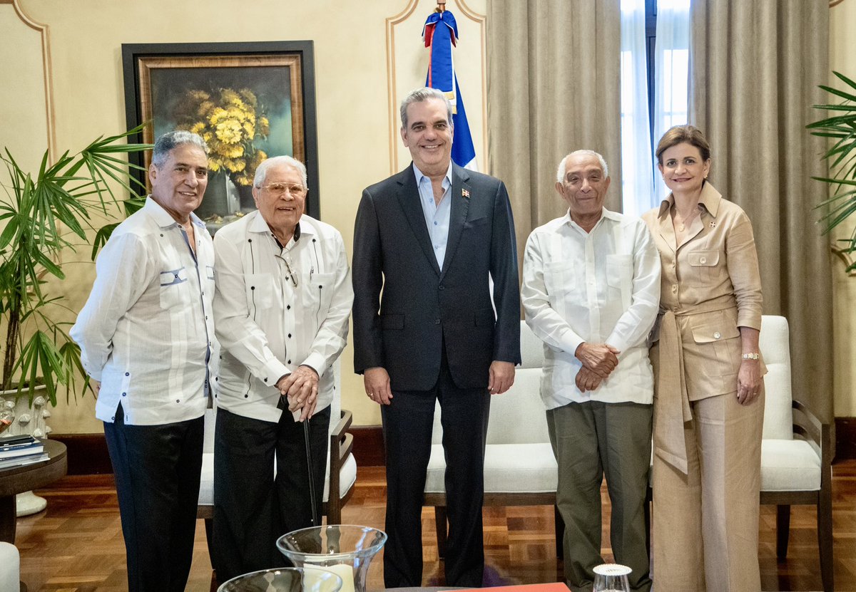 Qué orgullo compartir nacionalidad con talentosos músicos como Rafael Solano,  Fernando Casado y Niní Cáffaro. Felicidades por la develación de sus  estrellas en el bulevar de la Av. Winston Churchill. Fue un