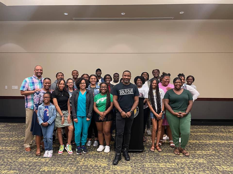 UsmLighthouse's tweet photo. A SPECIAL and BIG thank you to Elder David Kelly for sharing a GREAT Word with us on last night!!!!  #lighthousecampusministry https://t.co/QHbgFZvENX