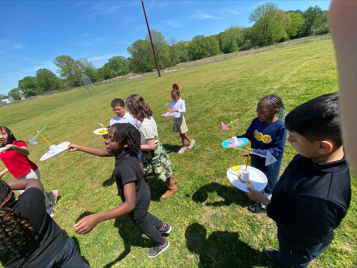 ArlingtonJmcss's tweet photo. #MemorableLessons. Mrs @caitlynrelder Young’s 3rd grade scholars created wind vanes! The ‘Youngsters’ tested them out today, they are working on the water, weather, & climate science unit. @DrShemon @JMCSchools #STEM #ScienceIsFun @WBBJ7Moe @JoelBarnes13 #BestInTN #Winning #BBAM https://t.co/8n5BmSRstp