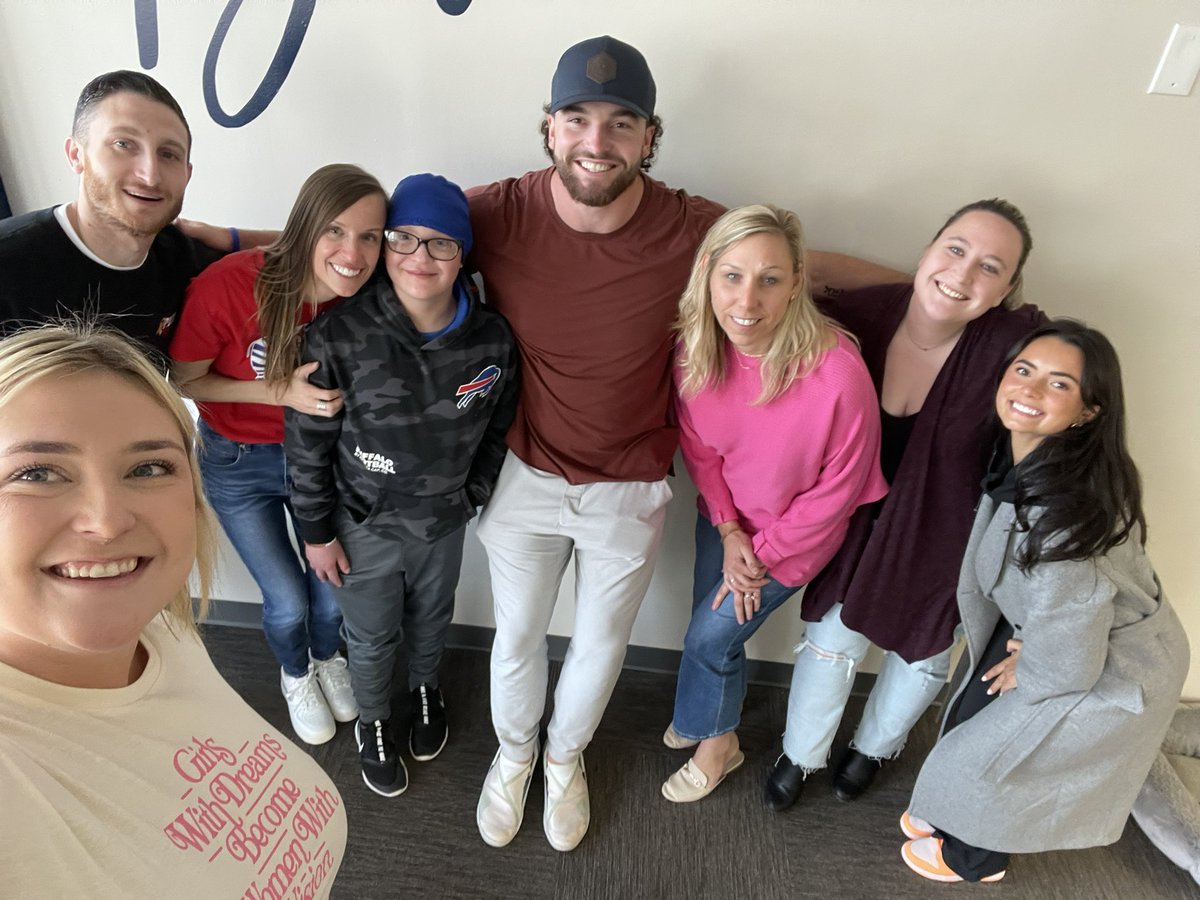PUNTpedcancer's tweet photo. Inspiration walked right through our front door twice today. Welcome back Dawson Knox and thanks for showing us what perseverance and graciousness look like, Colt and Christina Matz. We are with you every single step of the way. #PUNTFamily #COLT45Strong 💛🎗 #differencemakers https://t.co/r4rf3wgm7l