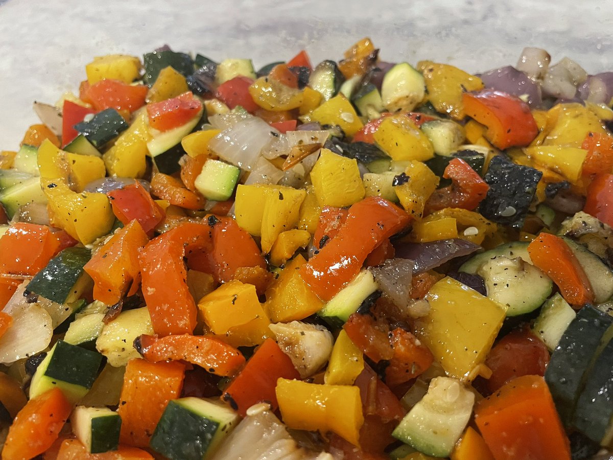 Another week of hot lunch prep! Any guesses as to what I’m making this week? Filling bellies fills my bucket 💕 <a href="/pineriveres/">pine river</a>