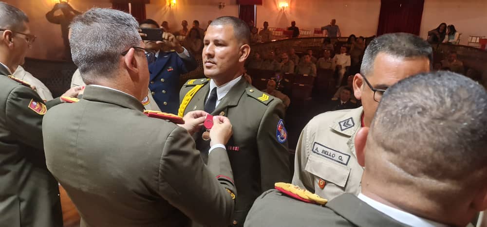 CM_REDIOR's tweet photo. 1/2 #19Abril || El GD @PedroL_Rondon, desde el Teatro Cajigal de Barcelona, en el Marco de la Celebración del XVI Aniv. De la @Milicia_B1 se efectuó Acto de Entrega de Condecoraciones, Reconocimientos y Ascensos de Oficiales de Milicia de la Región Oriental https://t.co/lFzKHWvq09