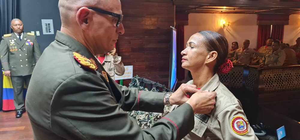CM_REDIOR's tweet photo. 1/2 #19Abril || El GD @PedroL_Rondon, desde el Teatro Cajigal de Barcelona, en el Marco de la Celebración del XVI Aniv. De la @Milicia_B1 se efectuó Acto de Entrega de Condecoraciones, Reconocimientos y Ascensos de Oficiales de Milicia de la Región Oriental https://t.co/lFzKHWvq09
