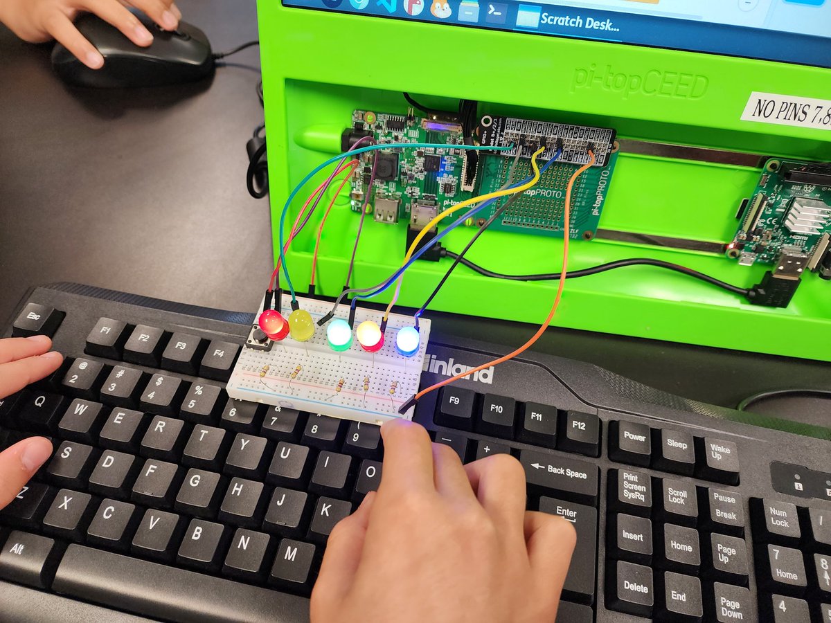 bquentin3's tweet image. Some excellent blinky light work by @Sinclair_ES 4th graders with @scratch and @RaspberryPi_org this morning! @HISD_Inst_tech #csk8 #CreativeComputing