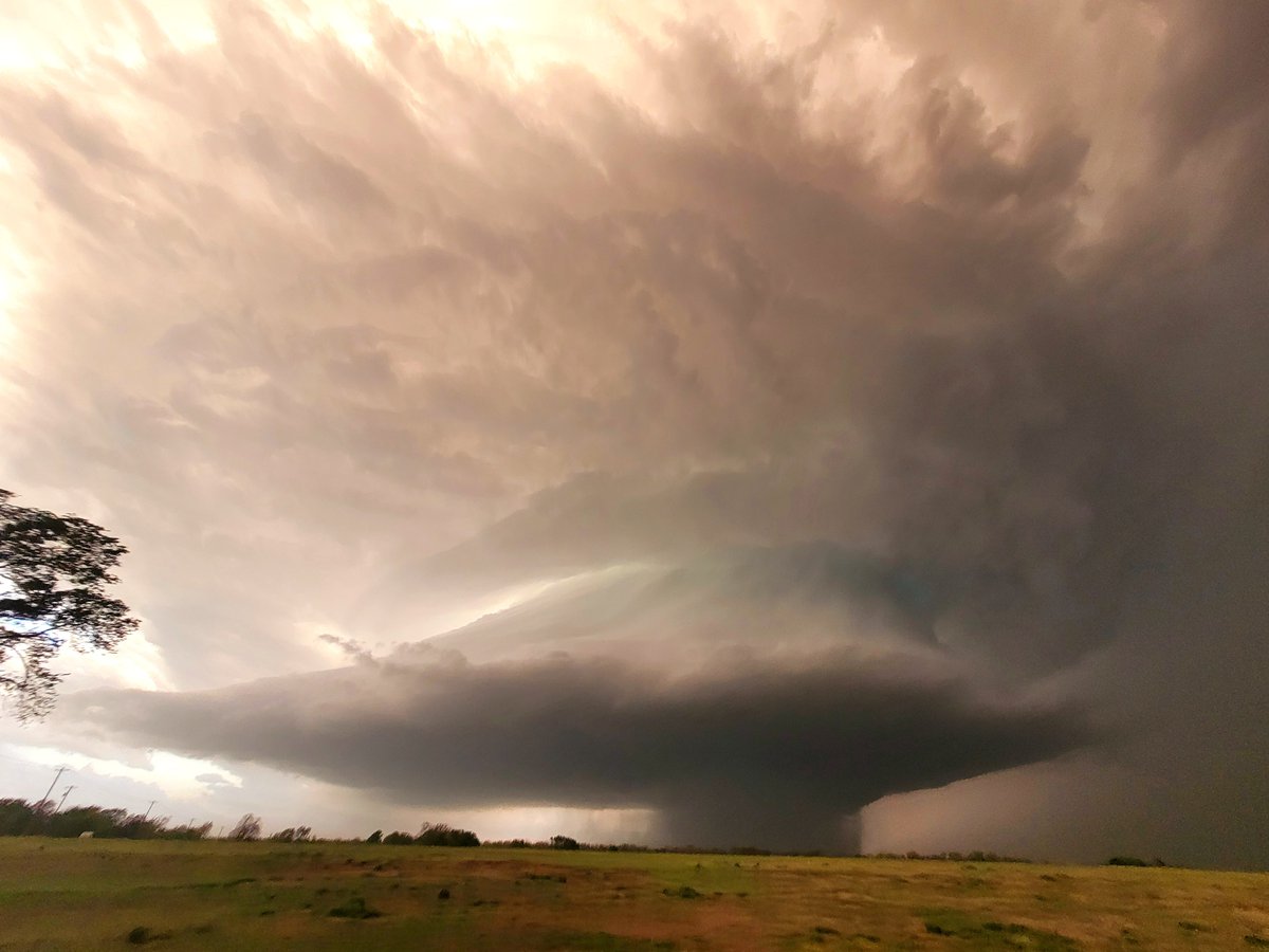 CameronJNixon's tweet photo. Incredible supercell E Lexington #okwx https://t.co/V7CH9IeHSQ