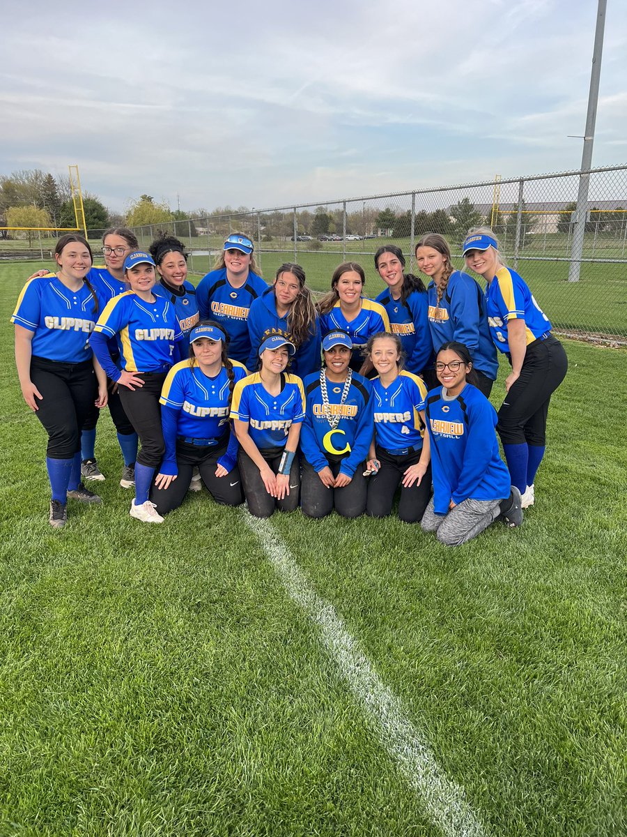 CViewSoftball1's tweet photo. Varsity improved to 7-5 on the season with a win over Oberlin. @jarimarruiz88 had 3 hits @natali_lenox, @gracie_linger &amp; @AvaDotson14 had 2 hits. @vaehberrios, @softballhai &amp; @peightonheider each had a hit Heider pitched the complete game giving up 5 earned runs &amp; striking out 6. https://t.co/Bv6Her78ia