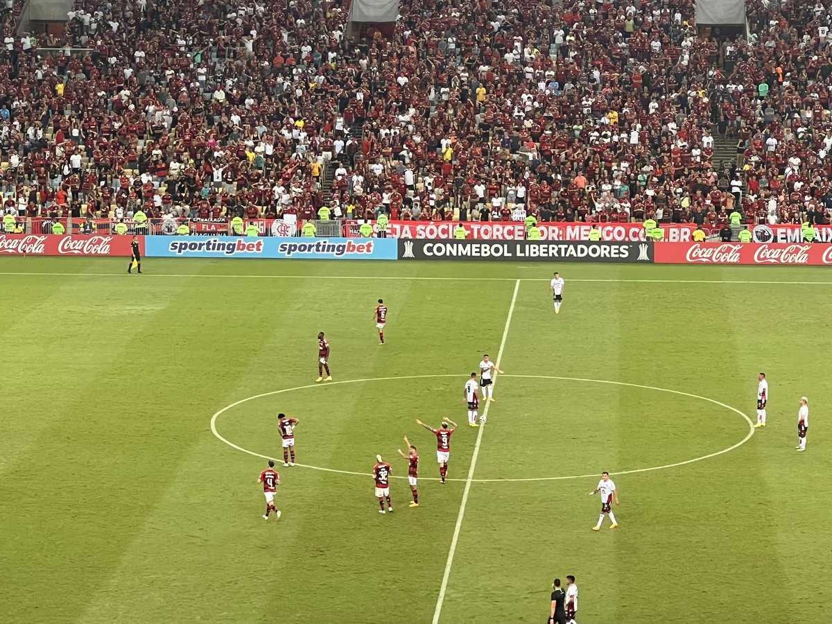Torcida aqui no Maracanã puxou: 

"Ihh fud... o Pedro apareceu" e o atacante foi junto