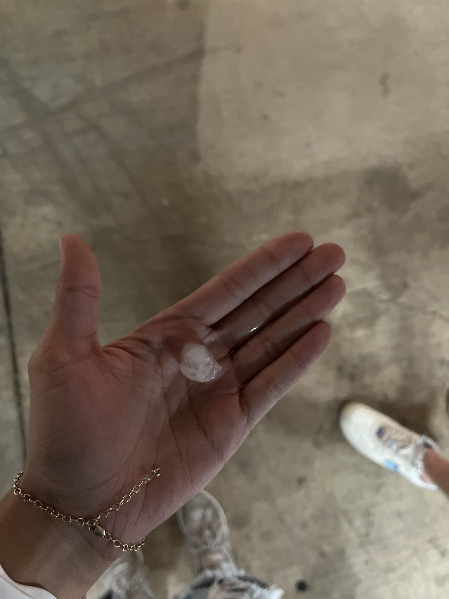 lsanta33's tweet photo. Hail in Norman, Oklahoma right now! https://t.co/7DiQBf4Olt