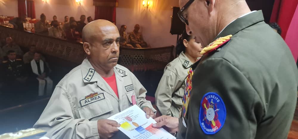 CM_REDIOR's tweet photo. 2/2 #19Abril || Nuestros Hombres y mujeres de la Milicia Bolivariana reciben justo reconocimiento a la Lealtad, Trabajo y Sacrificio que día a día ponen de manifiesto en todo nuestro territorio oriental. ¡Viva Nuestra Milicia Bolivariana! @Milicia_B1 https://t.co/03DdJeiPCP