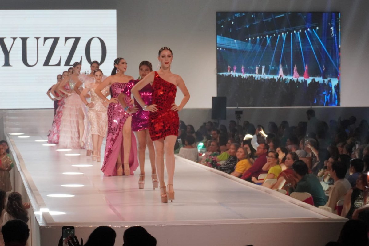 TVTenlinea's tweet photo. #DesfileDeModas 🌸 Con gran emoción, el público espectador disfruta de la pasarela de las 17 representantes de la #FeriaTabasco2023, donde #YuzzoBoutique presentó sus mejores diseños. https://t.co/zSlG8AnT5Z