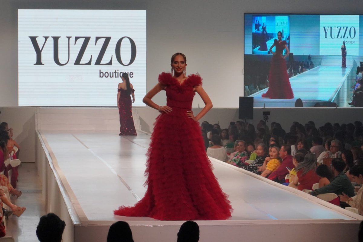TVTenlinea's tweet photo. #DesfileDeModas 🌸 Con gran emoción, el público espectador disfruta de la pasarela de las 17 representantes de la #FeriaTabasco2023, donde #YuzzoBoutique presentó sus mejores diseños. https://t.co/zSlG8AnT5Z