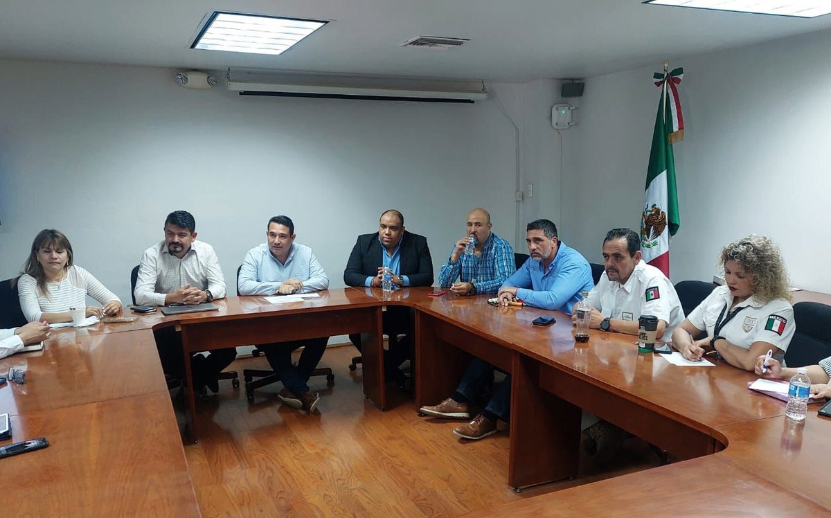 SGGDurango's tweet photo. Subsecretario en la región laguna @Raul_MerazR y director de Atención y Protección al Migrante @JobLopezGongora en reunión con dependencias de los 3 niveles de gobierno, para establecer un protocolo de atención digna a los migrantes y su libre tránsito, garantizando sus DDHH. https://t.co/XuEUHVkx2X