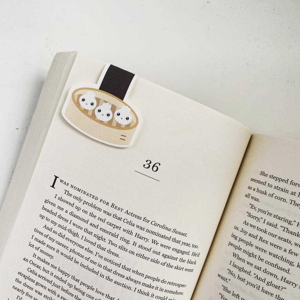 impaperco's tweet photo. Hey IMPAPER fam! This month’s book of the month is The Seven Husbands of Evelyn Hugo by Taylor Jenkins Reid.

When I found out I’d travelling out to Toronto to work the @ooak_toronto market, I decided to finally try out this book for the flight. I brough… https://t.co/dwAjTGEmkm https://t.co/NpAcNXLww8