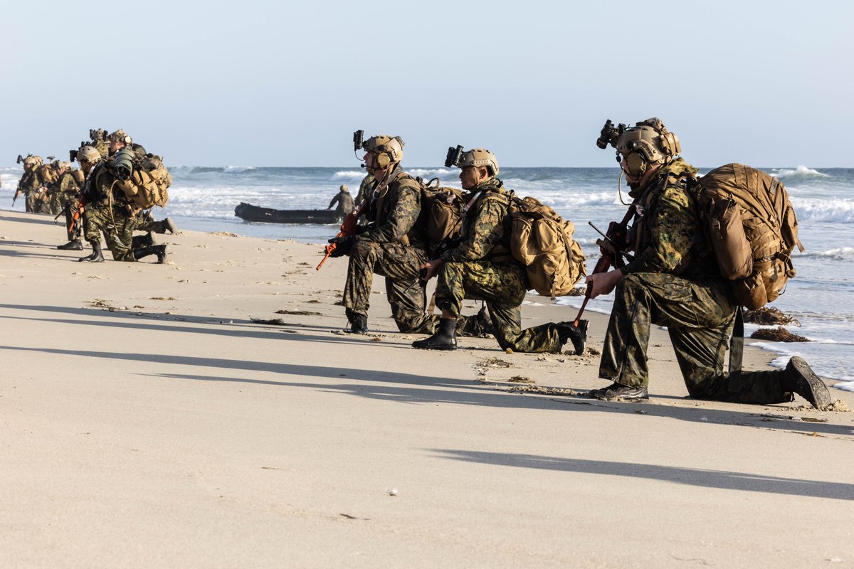 ryankakiuchan's tweet photo. US Marines with 1st Reconnaissance Battalion, 1st Marine Division, and members of 2nd Intai Amfibi Battalion, Indonesian Korps Marinir, conduct an amphibious insertion during a reconnaissance exercise at Marine Corps Base Camp Pendleton, California, April 18.
CC @Jatosint https://t.co/Q0LUTh6n39