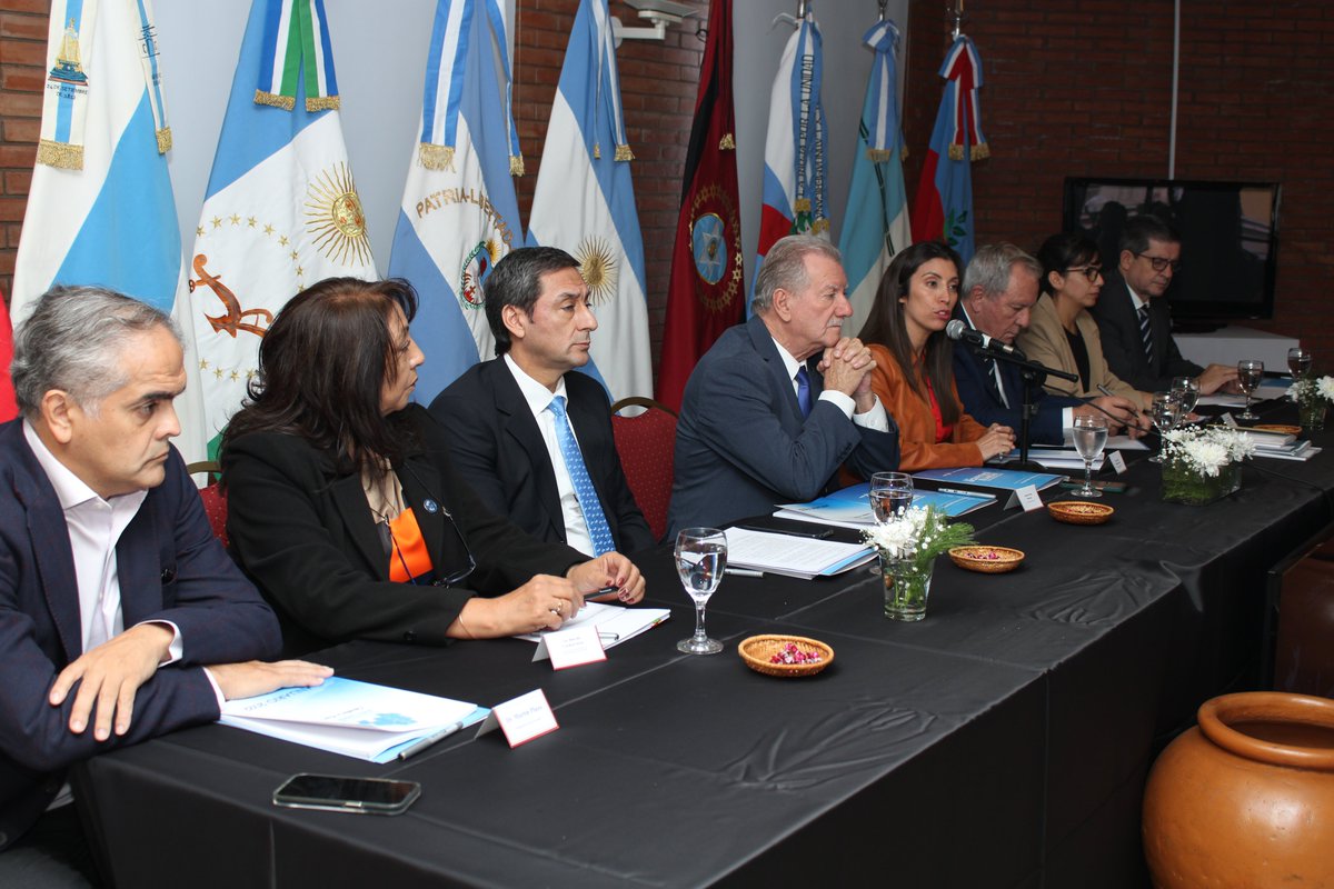 parlanortegran1's tweet photo. #BsAs. La Mesa Ejecutiva del @parlanortegran1, presidida x la vicegob @Florelop, s reunió en la Casa de Salta. Las autoridades trabajaron un temario orientado a la integración regional y la planificación d proyectos d desarrollo federal.

📌Próximo plenario 1 y 2/6 en Tucumán

⤵️ https://t.co/pP3kXNoMCH