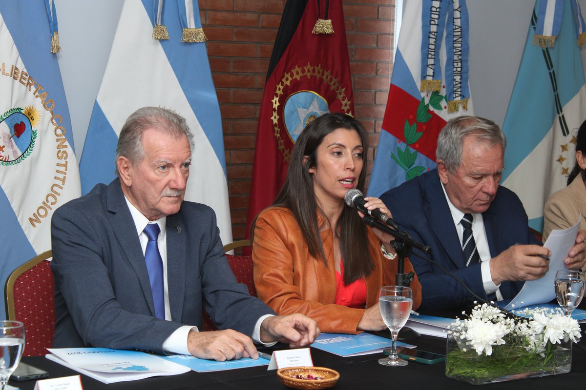 parlanortegran1's tweet photo. #BsAs. La Mesa Ejecutiva del @parlanortegran1, presidida x la vicegob @Florelop, s reunió en la Casa de Salta. Las autoridades trabajaron un temario orientado a la integración regional y la planificación d proyectos d desarrollo federal.

📌Próximo plenario 1 y 2/6 en Tucumán

⤵️ https://t.co/pP3kXNoMCH