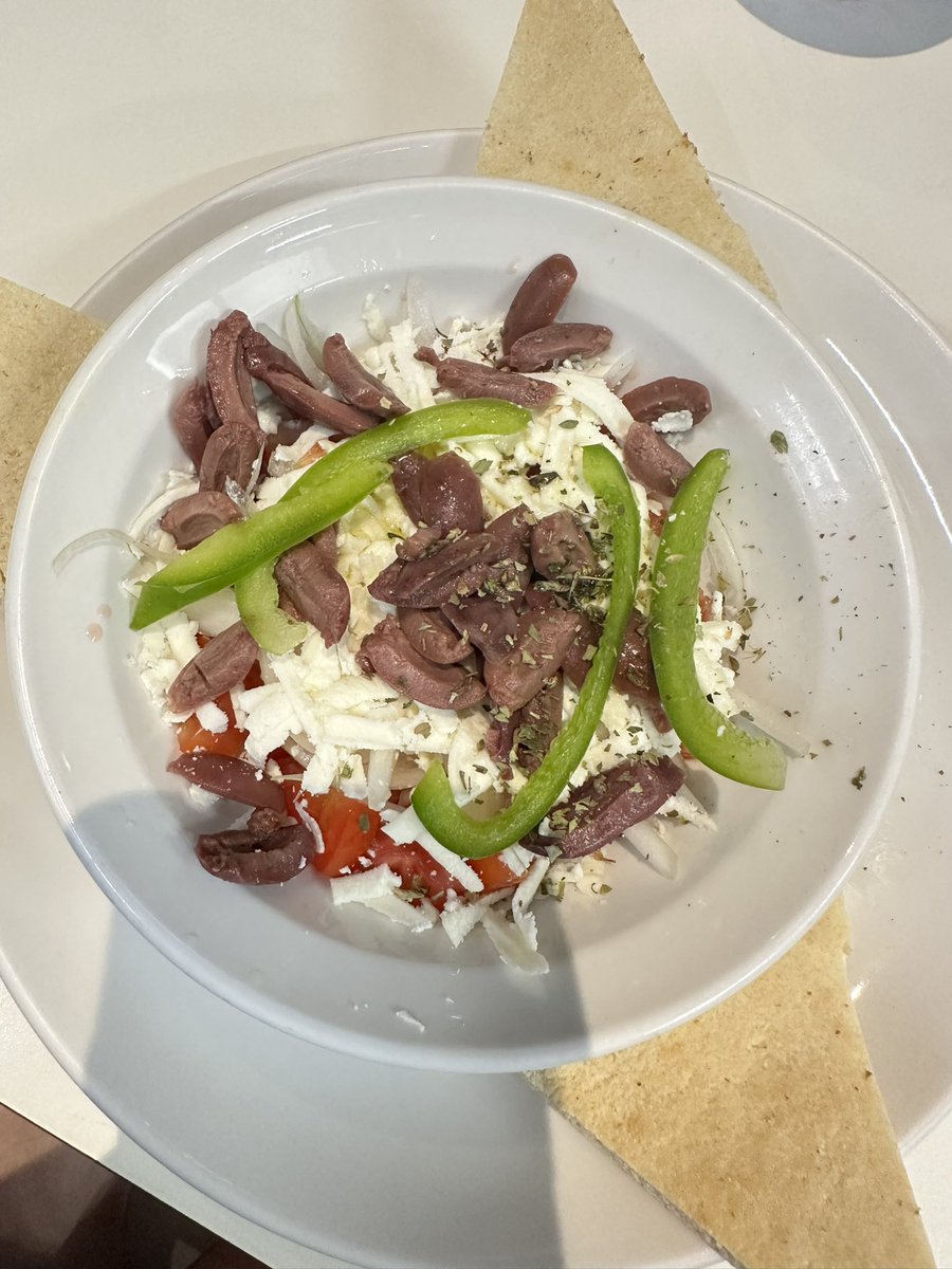 Me acuerdo los buenos tiempos de <a href="/Athenspizzapa/">Athens Pizza Panama</a> 
Y ahora contando los pedacitos de tomate y ningún parecido a la foto que tienen en su pag web… 
$8 para rematar!!