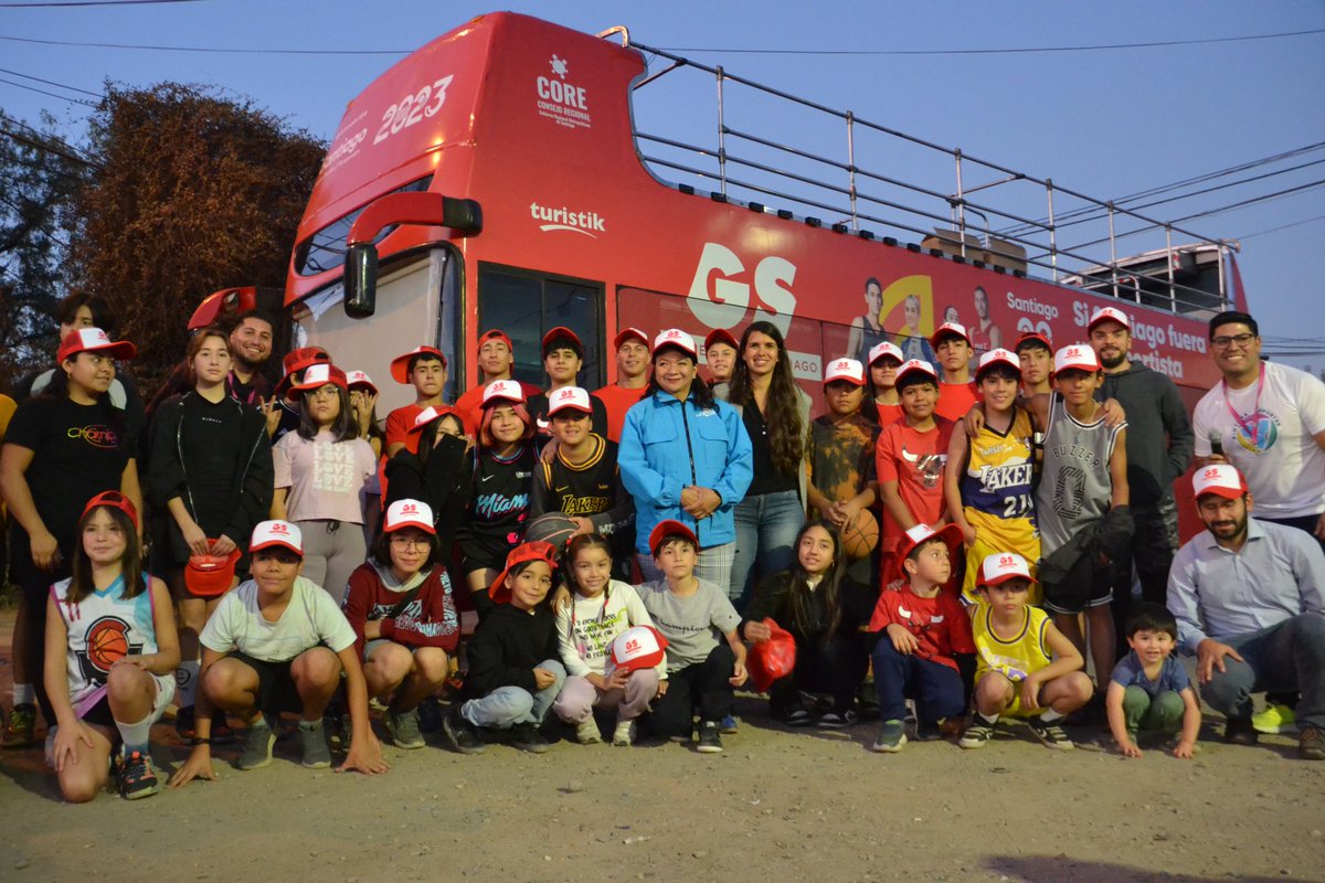 lapintanadepor's tweet photo. ¡Hoy ha sido un día emocionante! 🎉👏

El bus móvil #GanaSantiago ha recorrido nuestra comuna junto a los deportistas #pintaninos.

Y hemos celebrado el mes de la actividad física con un evento espectacular.

¡Gracias a todos los que asistieron! 
🤩🙌 

#LaPintana https://t.co/Hijj3S4KAp