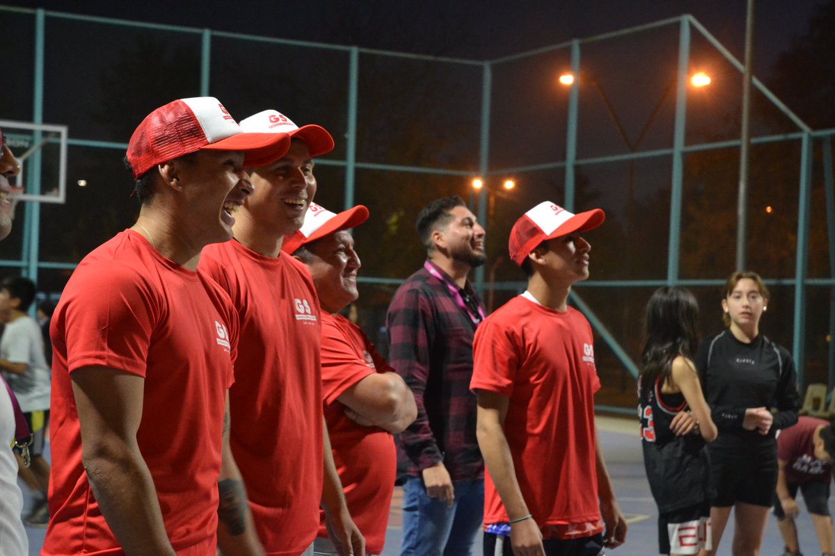 lapintanadepor's tweet photo. ¡Hoy ha sido un día emocionante! 🎉👏

El bus móvil #GanaSantiago ha recorrido nuestra comuna junto a los deportistas #pintaninos.

Y hemos celebrado el mes de la actividad física con un evento espectacular.

¡Gracias a todos los que asistieron! 
🤩🙌 

#LaPintana https://t.co/Hijj3S4KAp