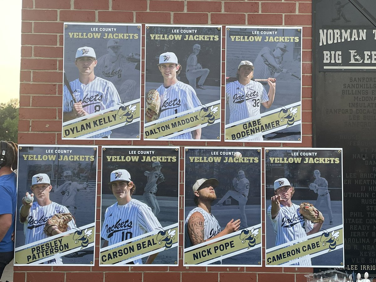 MsJPeace_LCHS's tweet photo. It was a great night for LCHS baseball! There was Senior night to celebrate some awesome young men and we came out with a 9-4 win! There’s nothing like being a Jacket! 🐝🐝 @Athletics_LCHS @LCHS_Boosters @FuxMarissa https://t.co/xciB4UZsw6