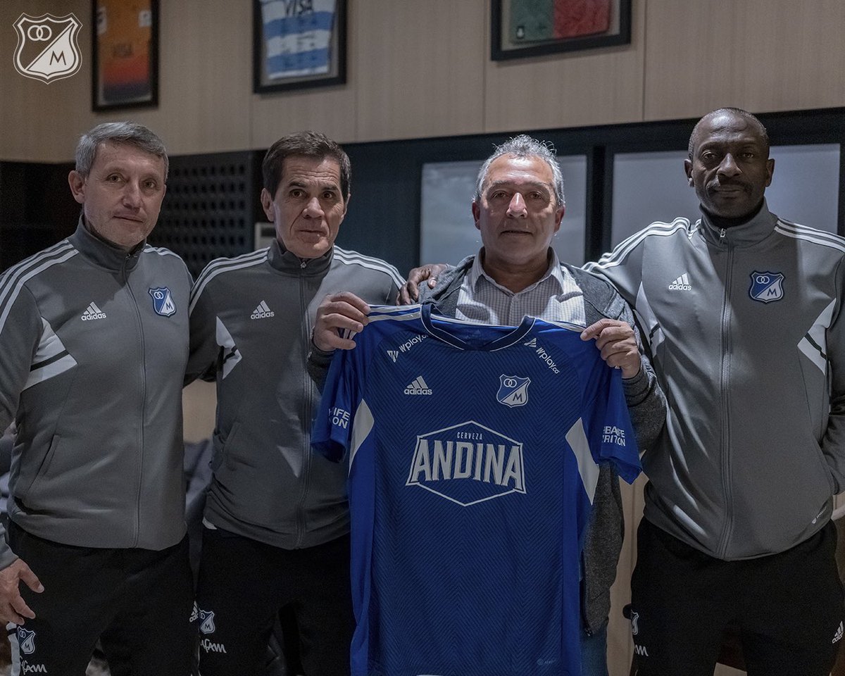 MillosFCoficial's tweet photo. ¡Uruguay nomá! 🇺🇾💙⚽️🔝

Tremendas visitas que recibimos en la previa del juego en Montevideo. José “el Gato” Tancredi, Héctor Walter Búrguez y Peter Méndez siempre en el corazón de la Familia Azul. https://t.co/QjJwkjP0OL