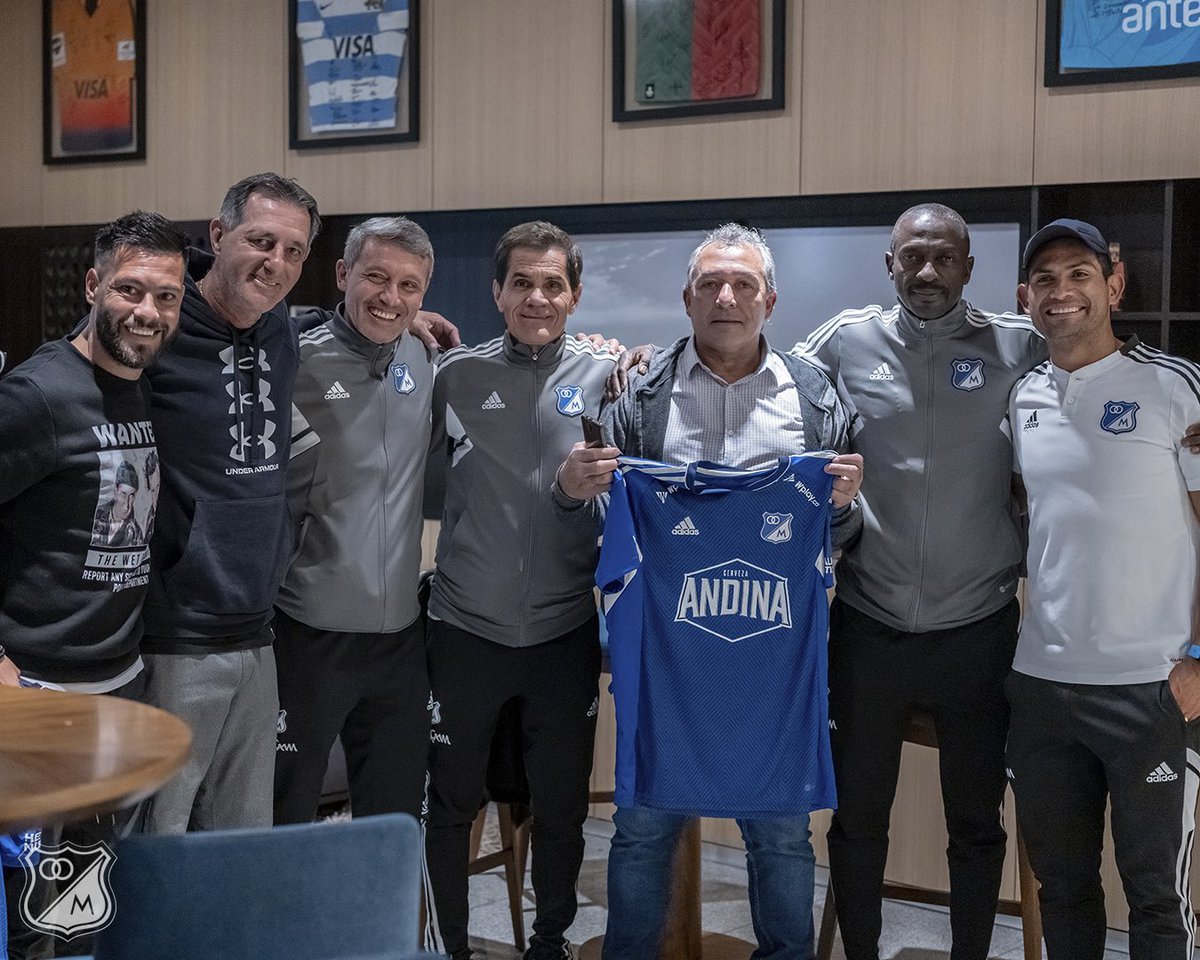 MillosFCoficial's tweet photo. ¡Uruguay nomá! 🇺🇾💙⚽️🔝

Tremendas visitas que recibimos en la previa del juego en Montevideo. José “el Gato” Tancredi, Héctor Walter Búrguez y Peter Méndez siempre en el corazón de la Familia Azul. https://t.co/QjJwkjP0OL