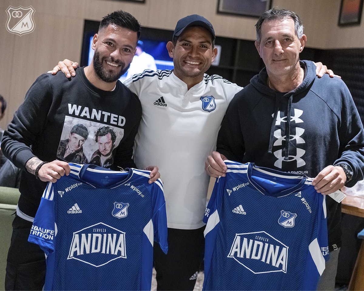 MillosFCoficial's tweet photo. ¡Uruguay nomá! 🇺🇾💙⚽️🔝

Tremendas visitas que recibimos en la previa del juego en Montevideo. José “el Gato” Tancredi, Héctor Walter Búrguez y Peter Méndez siempre en el corazón de la Familia Azul. https://t.co/QjJwkjP0OL