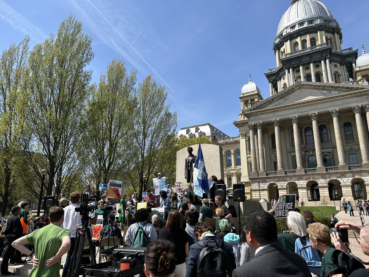Today was also a great opportunity to connect with partners, colleagues, and fellow Illinoisans who care about the environment! #LobbyDay2023 #EJ4IL @EnvironmentIL @Openlands @ILStewards. Thanks for organizing such a turnout @ilenviro 🌎